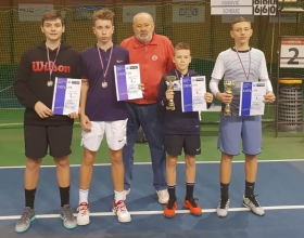 Zľava finalisti štvorhry Krajčí, Kubovič, víťazi Norrman, Schwarc, v pozadí rozhodca Ján Hasaj