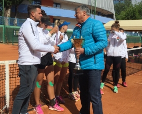 Ľubomír Páleník, športovo technický riaditeľ STZ, blahoželá kapitánovi Trnavy 